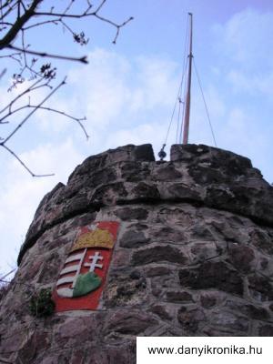 Magyar címer a sápi templomnál